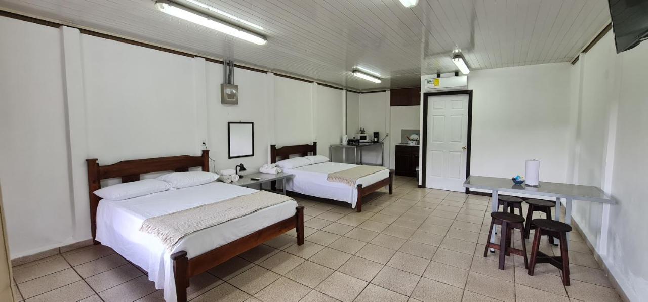 Sleep&Go! Cabina Cuadruple En Siquirres Centro - And Rafting Tour! Siqurres Da Alegria エクステリア 写真